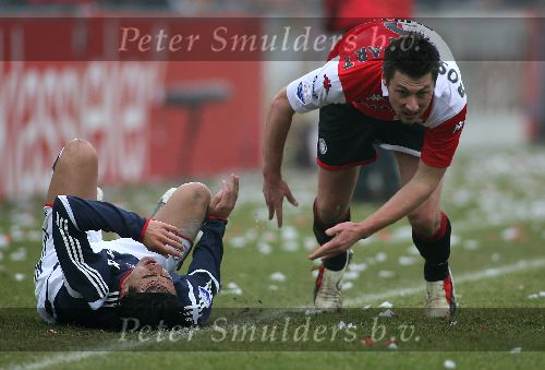 Rotterdam, 5 februari 2006  Seizoen 2005/2006 Kompetitiewedstrijd Feyenoord-AJAX, eindstand 3-2
Pascal Bosschaart in duel met Mauro Rosales
©Edwin van Zandvoort