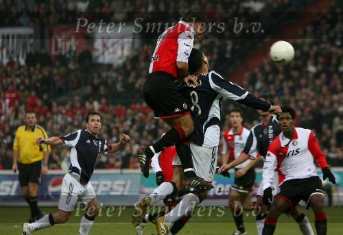 Rotterdam, 5 februari 2006  Seizoen 2005/2006 Kompetitiewedstrijd Feyenoord-AJAX, eindstand 3-2
Patrick Paauwe klimt boven Hedwiges Maduro
©Edwin van Zandvoort