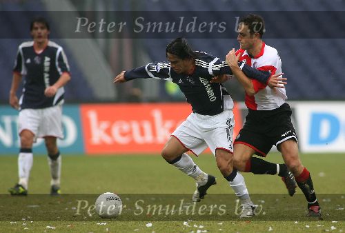 Rotterdam, 5 februari 2006  Seizoen 2005/2006 Kompetitiewedstrijd Feyenoord-AJAX, eindstand 3-2
Patrick Paauwe in duel met Mauro Rosales
©Edwin van Zandvoort