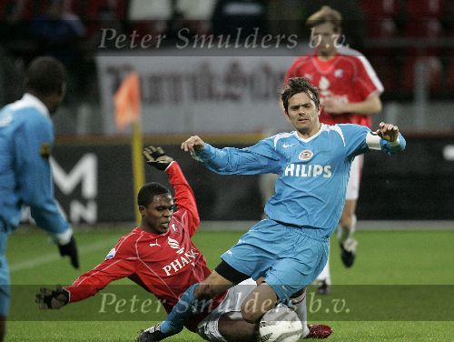 Utrecht, 8 Februari 2006 Kompetitiewedstrijd FC Utrecht-PSV, eindstand 1-2 door 2 doelpunten van Jefferson Farfan
Seizoen 2005/2006 
Phillip cocu wordt onderuit gehaald door Edson Braafheid