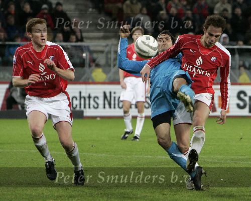 Utrecht, 8 Februari 2006 Kompetitiewedstrijd FC Utrecht-PSV, eindstand 1-2 door 2 doelpunten van Jefferson Farfan
Seizoen 2005/2006 
Phillip cocu in duel met Bas Mooij en Hans somers