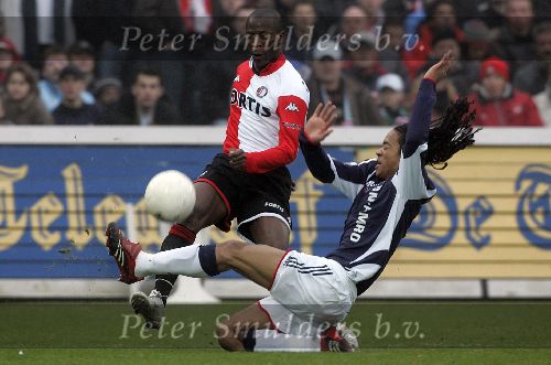 Rotterdam, 5 Februari 2006 Kompetitiewedstrijd Feyenoord-AJAX, eindstand 3-2 Seizoen 2005/2006
Romeo Castelen in duel met Urby Emanuelson