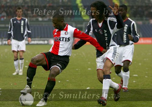 Rotterdam, 5 februari 2006  Seizoen 2005/2006 Kompetitiewedstrijd Feyenoord-AJAX, eindstand 3-2
Romeo Castelen in duel metUrby Emanuelson
©Edwin van Zandvoort