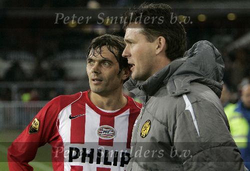 Eindhoven, 4 februari 2006  Seizoen 2005/2006 Kompetitiewedstrijd PSV-Roda JC, eindstand 3-2
Ruud Hesp in gesprek met Phillip Cocu
©Edwin van Zandvoort