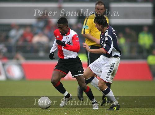 Rotterdam, 5 februari 2006  Seizoen 2005/2006 Kompetitiewedstrijd Feyenoord-AJAX, eindstand 3-2
Salamon Kalou in duel met Zdenek Grygera
©Edwin van Zandvoort