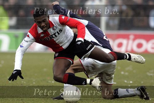 Rotterdam, 5 Februari 2006 Kompetitiewedstrijd Feyenoord-AJAX, eindstand 3-2 Seizoen 2005/2006
Salomon Kalou wordt onderuit gehaald