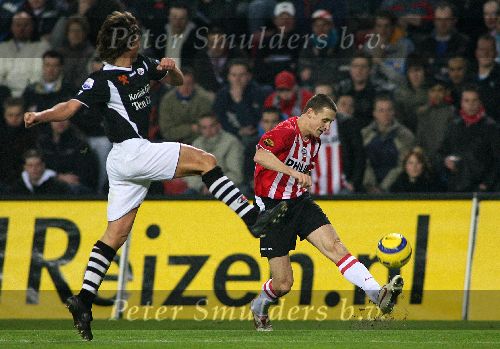 Eindhoven,11 Februari 2006 Kompetitiewedstrijd PSV-Heracles, eindstand 1-0 Seizoen 2005/2006
Timmy Simons in duel met Rob Maas