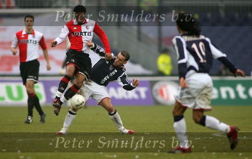 Rotterdam, 5 februari 2006  Seizoen 2005/2006 Kompetitiewedstrijd Feyenoord-AJAX, eindstand 3-2
Jonathan De guzman in duel met Wesley Sneyder
©Edwin van Zandvoort