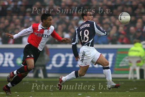 Rotterdam, 5 februari 2006  Seizoen 2005/2006 Kompetitiewedstrijd Feyenoord-AJAX, eindstand 3-2
Wesley Sneyder in duel met Jonathan De Guzman
©Edwin van Zandvoort