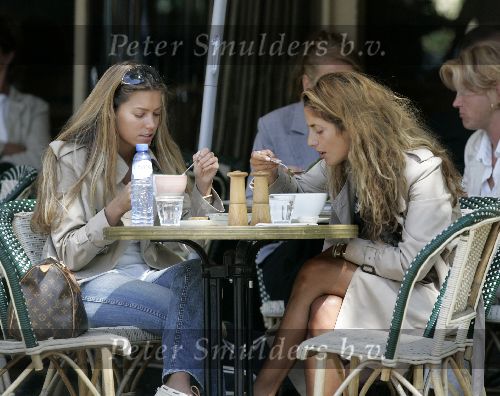 Amsterdam 14 juni 2005
Silvie Meis op terras bij joffers met dani bles