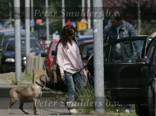 Amsterdam 31 mei 2005
Tatjana met haar vriend Ewald laten hun 2 honden uit in het park.