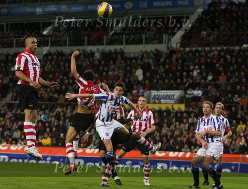 Eindhoven, 20 Januari 2007 Eerste wedstrijd na winterstop Kompetitiewedstrijd tussen PSV-SC Heerenveen, eindstand 3-1 Seizoen2006/2007
Alax PV torent boven iedereen uit.
Helaas mist hij het doel