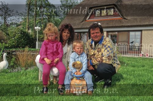 Vinkeveen, 14 Mei 1997
Andre Hazes met zijn 2 jongste kinderen Roxanne Hazes en Andre Hazes Jr. en vrouw Rachel Hazes bij hun woonhuis