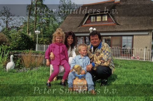 Vinkeveen, 14 Mei 1997
Andre Hazes met zijn 2 jongste kinderen Roxanne Hazes en Andre Hazes Jr. en vrouw Rachel Hazes bij hun woonhuis