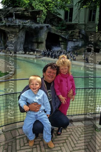 Amsterdam, 14 Mei 1997
Andre Hazes met zijn 2 jongste kinderen Roxanne Hazes en Andre Hazes Jr. op bezoek bij Artis