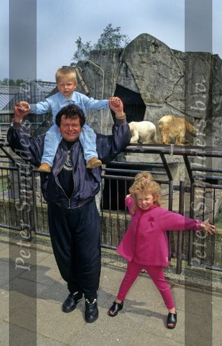 Amsterdam, 14 Mei 1997
Andre Hazes met zijn 2 jongste kinderen Roxanne Hazes en Andre Hazes Jr. op bezoek bij Artis