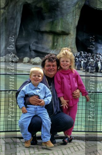 Amsterdam, 14 Mei 1997
Andre Hazes met zijn 2 jongste kinderen Roxanne Hazes en Andre Hazes Jr. op bezoek bij Artis