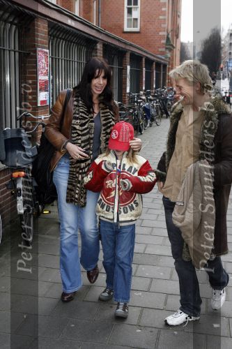 Amsterdam 28 december 2006
Premiere de reuzenkrokodil. Merlijn Kamerling verstopt zich achter zijn vader Antonie en moeder Isa Hoes