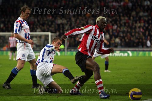 Eindhoven, 20 Januari 2007 Eerste wedstrijd na winterstop Kompetitiewedstrijd tussen PSV-SC Heerenveen, eindstand 3-1 Seizoen2006/2007
Arouna Kone is Jakob Poulsen en Paul Bosvelt de baas
Foto Peter Smulders BV Eindhoven