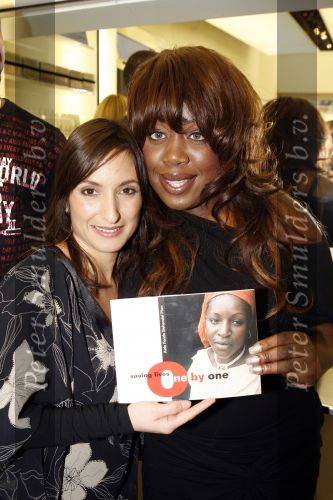 Amsterdam 30 november 2006
Berget Lewis met Sabine Koning bij overhandigen cheque bij Mac winkel.