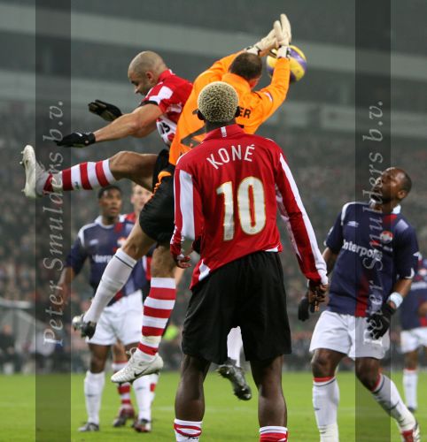 Eindhoven, 23 December 2006 Kompetitiewedstrijd PSV-Willem II , eindstand 4-0 Seizoen 2006/2007
Alex PSV probeert doelmanBjorn Sengier te verslaan