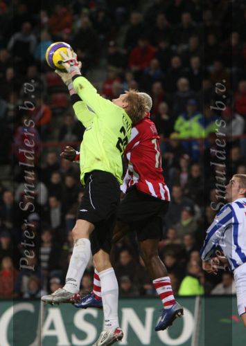Eindhoven, 20 Januari 2007 Eerste wedstrijd na winterstop Kompetitiewedstrijd tussen PSV-SC Heerenveen, eindstand 3-1 Seizoen2006/2007
Arouna Kone komt net te laat
Doelman Brian Vanderbuschhe is de situatie meester