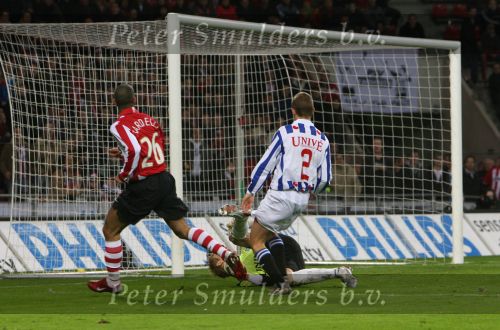 Eindhoven, 20 Januari 2007 Eerste wedstrijd na winterstop Kompetitiewedstrijd tussen PSV-SC Heerenveen, eindstand 3-1 Seizoen2006/2007
Tardelli komt niet tot scoren
Doelman Brian Vanderbuschhe is de situatie meester