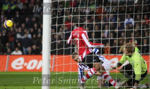 Eindhoven, 20 Januari 2007 Eerste wedstrijd na winterstop Kompetitiewedstrijd tussen PSV-SC Heerenveen, eindstand 3-1 Seizoen2006/2007
Jefferson Farfan komt net te laat
Doelman Brian Vanderbuschhe is de situatie meester