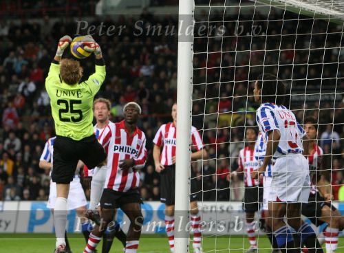 Eindhoven, 20 Januari 2007 Eerste wedstrijd na winterstop Kompetitiewedstrijd tussen PSV-SC Heerenveen, eindstand 3-1 Seizoen2006/2007
Arouna Kone komt net te laat
Doelman Brian Vanderbuschhe is de situatie meester