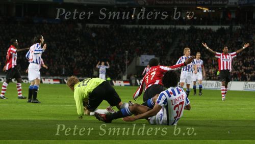 Eindhoven, 20 Januari 2007 Eerste wedstrijd na winterstop Kompetitiewedstrijd tussen PSV-SC Heerenveen, eindstand 3-1 Seizoen2006/2007
Jefferson Farfan wordt onderuit gehaald en krijgt een penalty
Doelman Brian Vanderbuschhe Calvin Jong-A-Pin kreeg rood