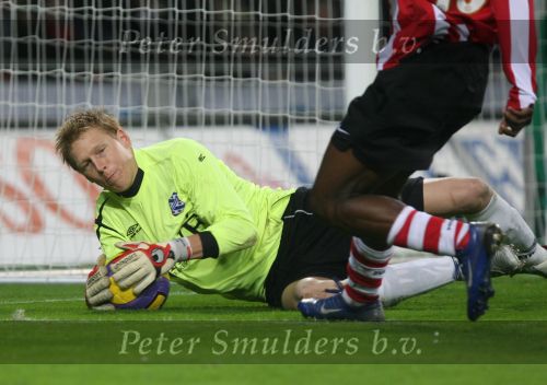 Eindhoven, 20 Januari 2007 Eerste wedstrijd na winterstop Kompetitiewedstrijd tussen PSV-SC Heerenveen, eindstand 3-1 Seizoen2006/2007
Jefferson Farfan komt net te laat
Doelman Brian Vanderbuschhe is de situatie meester
