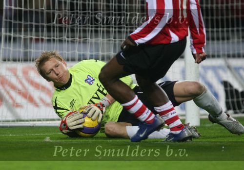 Eindhoven, 20 Januari 2007 Eerste wedstrijd na winterstop Kompetitiewedstrijd tussen PSV-SC Heerenveen, eindstand 3-1 Seizoen2006/2007
Jefferson Farfan komt net te laat
Doelman Brian Vanderbuschhe is de situatie meester