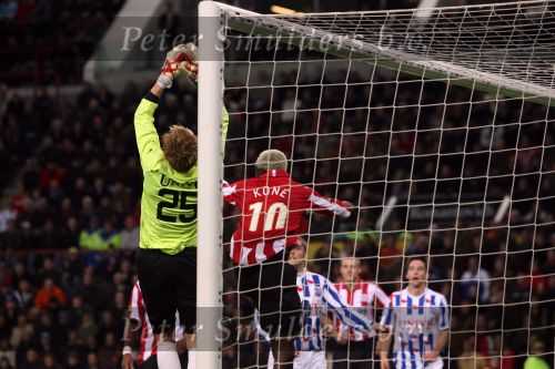 Eindhoven, 20 Januari 2007 Eerste wedstrijd na winterstop Kompetitiewedstrijd tussen PSV-SC Heerenveen, eindstand 3-1 Seizoen2006/2007
doelman Brian Bandenbussche is Arouna Kone de baas