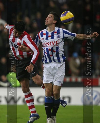 Eindhoven, 20 Januari 2007 Eerste wedstrijd na winterstop Kompetitiewedstrijd tussen PSV-SC Heerenveen, eindstand 3-1 Seizoen2006/2007
Carlos Salcido in duel met Jakob Poulsen
