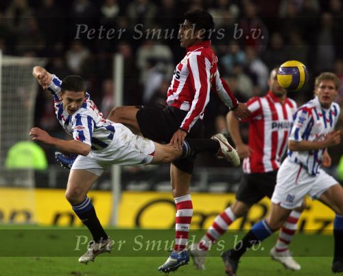 Eindhoven, 20 Januari 2007 Eerste wedstrijd na winterstop Kompetitiewedstrijd tussen PSV-SC Heerenveen, eindstand 3-1 Seizoen2006/2007
Carlos Salcido in duel met Jakob Poulsen