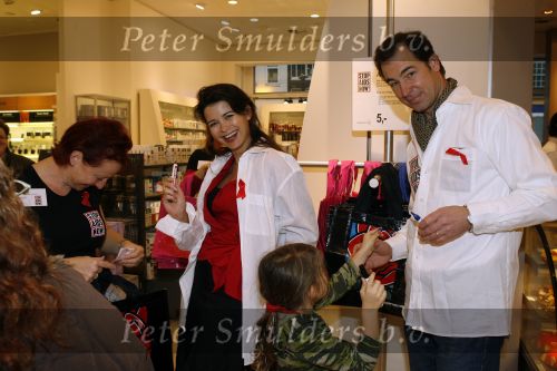 Amsterdam 3 december 2006
Bekende Nederlanders verkopen art bags tbv het aidsfonds in de bijenkorf in Amsterdam. Caroline de Bruijn
en Erik de Vogel met hun dochter