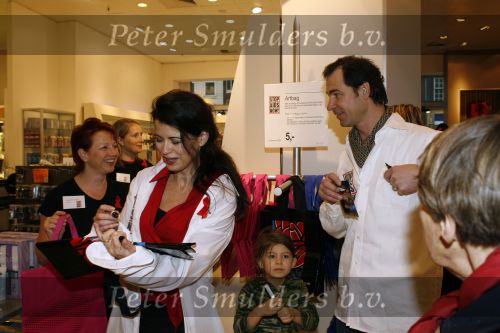 Amsterdam 3 december 2006
Bekende Nederlanders verkopen art bags tbv het aidsfonds in de bijenkorf in Amsterdam. Caroline de Bruijn
en Erik de Vogel met hun dochter