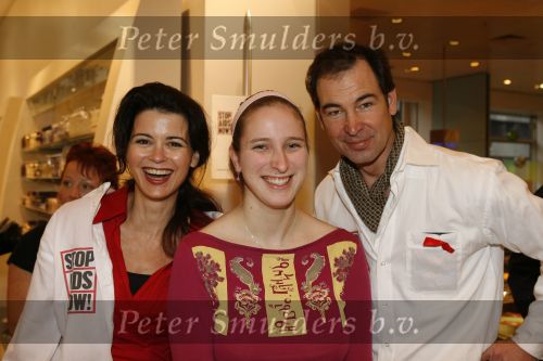 Amsterdam 3 december 2006
Bekende Nederlanders verkopen art bags tbv het aidsfonds in de bijenkorf in Amsterdam. Caroline de Bruijn
en Erik de Vogel met hun dochter