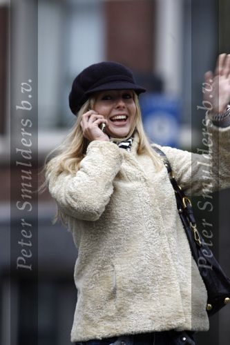 Amsterdam 28 december 2006
Chantal janzen met gsm en petje op straat.