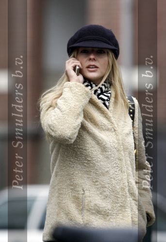 Amsterdam 28 december 2006
Chantal janzen met gsm en petje op straat.