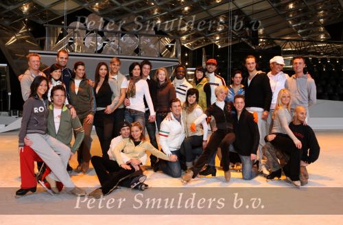Baarn, 10 Januari 2007 Perspresentaie Dancing On Ice RTL 2007
vlnr: kelly van der veer, jan posthuma, stella gommans, mary lou legrand, marielle sebastiaanse, winston gerschtanowitz, quinty trustfull, joris putman, regilio tuur, john jones, suze mens, sander jansons en de belg dieter troubleyn met hun partners
Dieter Troubleyn met partner