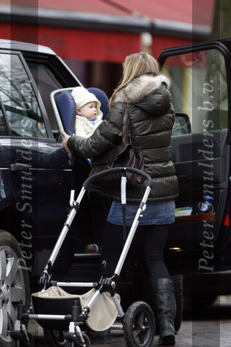 Amsterdam 28 december 2006
Danielle Overgaag met Benjamin op de cornelis schuytstraat.