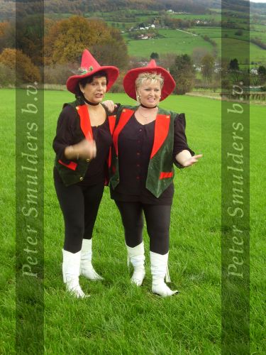 18 Augustus 2006
De Alpenzusjes Links donkere Anny Cox en rechts blonde Carla Langendijk uit Heerlen