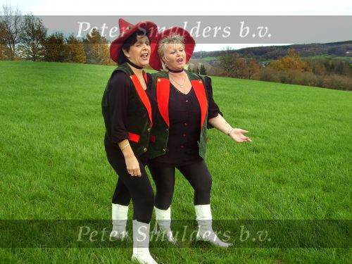18 Augustus 2006
De Alpenzusjes Links donkere Anny Cox en rechts blonde Carla Langendijk uit Heerlen
