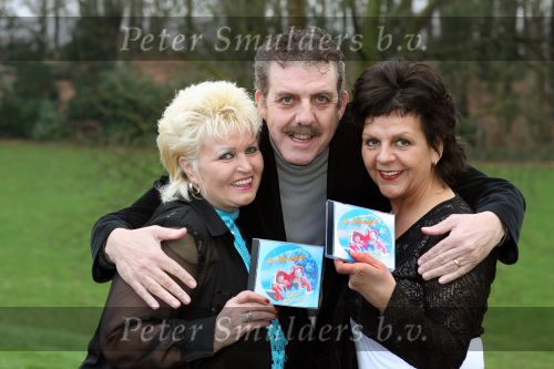 Heerlen, 30 Januari 2007
De Alpenzusjes met blonde Carla Langendijk en donkere Anny Cox en hun herontdekker Ariest/Componist/Tekstdichter Guus Smeets