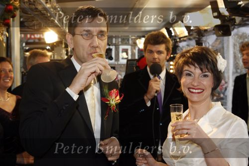 Utrecht 21 december 2006
Dennis Munninghoff en Franki Waldron trouwen in het glazen huis waar Giel Beelen Sander Lantinga en Gerard Ekdom 6 dagen plaatjes draaienvoor het goede doel van het rode kruis.