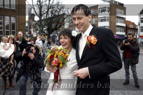 Utrecht 21 december 2006
Dennis Munninghoff en Franki Waldron trouwen in het glazen huis waar Giel Beelen Sander Lantinga en Gerard Ekdom 6 dagen plaatjes draaienvoor het goede doel van het rode kruis.