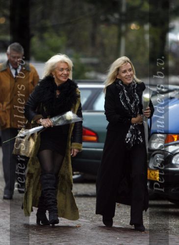 Den Haag 8 december 2006
Crematie Mariska Veres in crematorium Ockenburgh in den haag. Bea Willemstein en Dianne Marchal