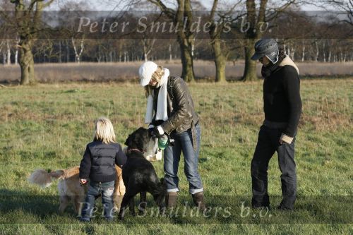 Hoge Veluwe 9 decedmber 2006
Dinand Woesthof zijn zwangere vriendin Lucy en zoontje Dean Maddy wandelen met de honden in park de hoge veluwe.