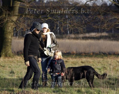Hoge Veluwe 9 decedmber 2006
Dinand Woesthof zijn zwangere vriendin Lucy en zoontje Dean Maddy wandelen met de honden in park de hoge veluwe.